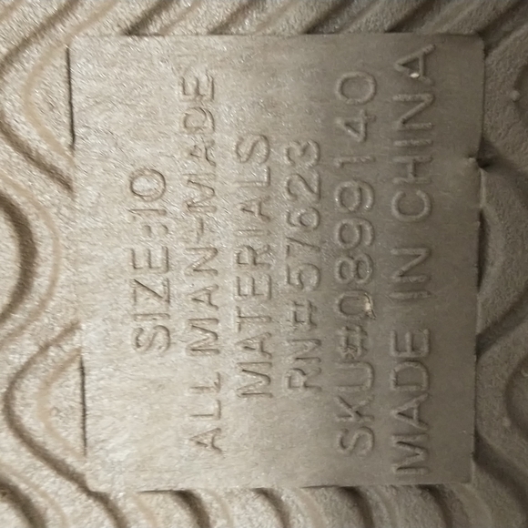 Just be size 10 ladies sandals in gold - Picture 4 of 4